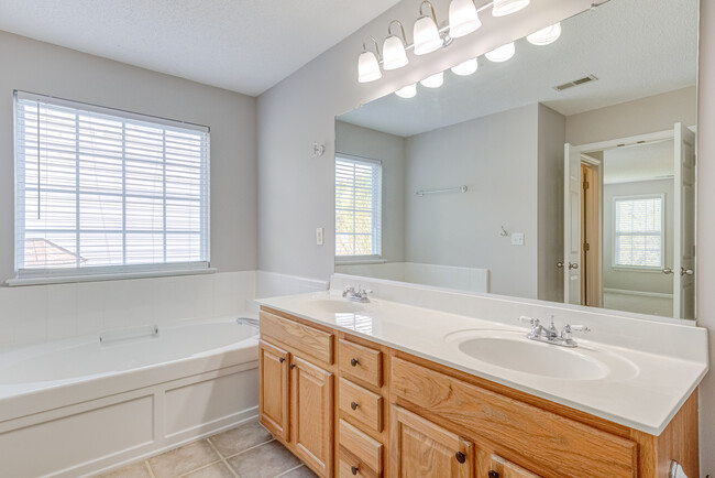 Building Photo - 2112 Echo Glen Ln