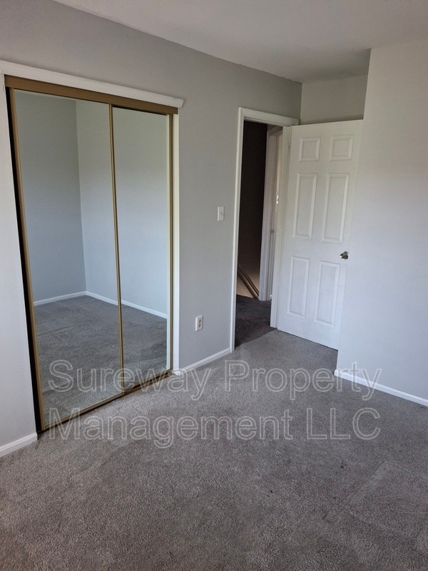 Building Photo - 127 Crown Prince Dr