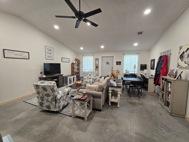 Building Photo - 295 Bluffview Dr