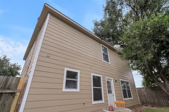 Building Photo - 24422 Lakecrest Village Dr