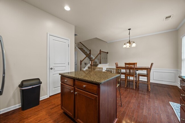 Building Photo - Extremely well-maintained 3-bedroom, 3.5 bath townhome in Baxter Village!