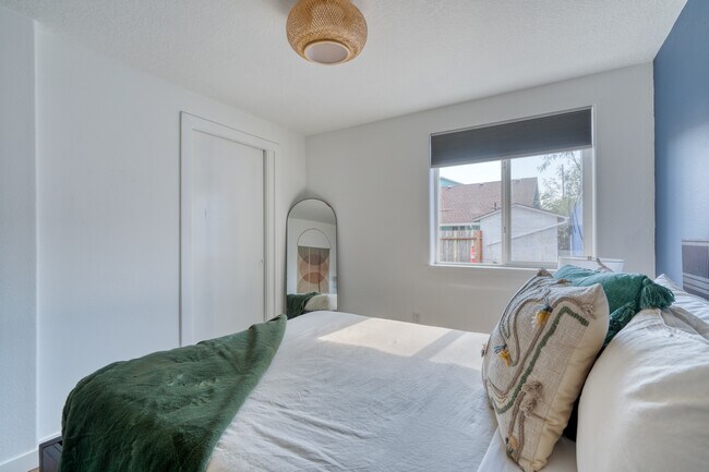 Building Photo - 5222 SE Holgate Blvd