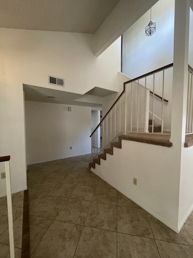 Entry hallway - 386 Pippin Dr