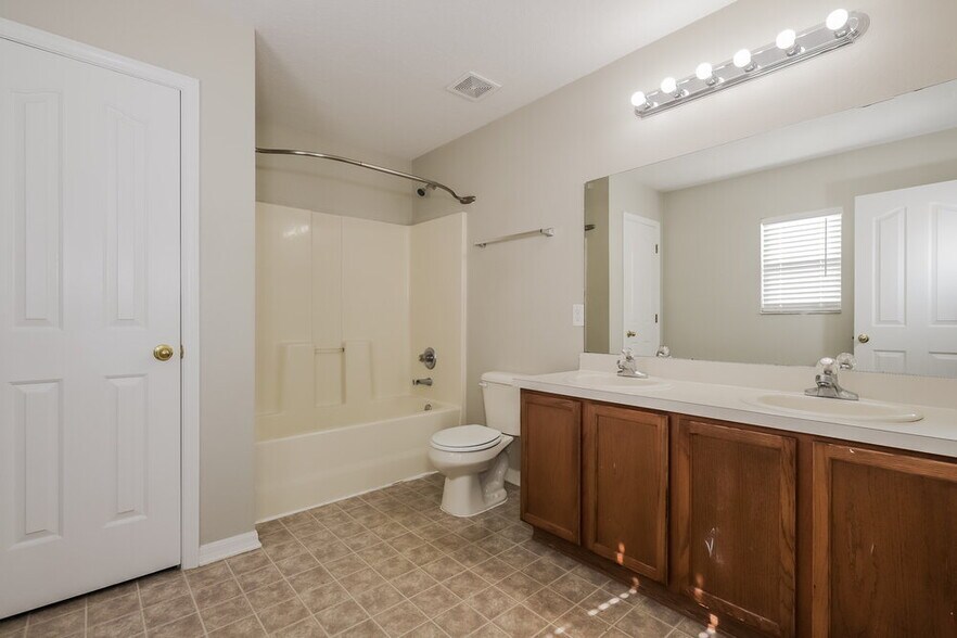 Building Photo - 11050 Golden Silence Dr