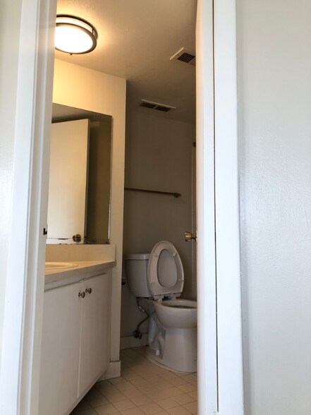 Building Photo - 2550 SW 18th Terrace