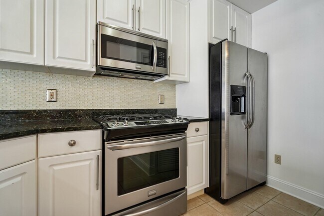 Building Photo - 915 Madison St