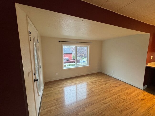 Building Photo - 2 Bedroom 2 Bath