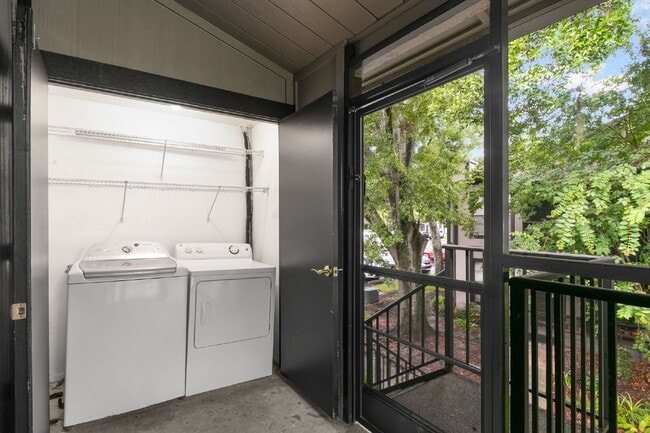 Building Photo - Condo For Rent in North Oaks!