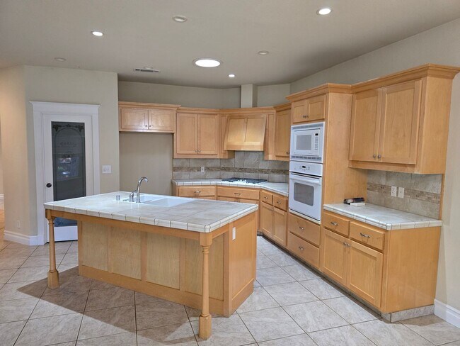 Building Photo - 105 Sterling Oaks Dr