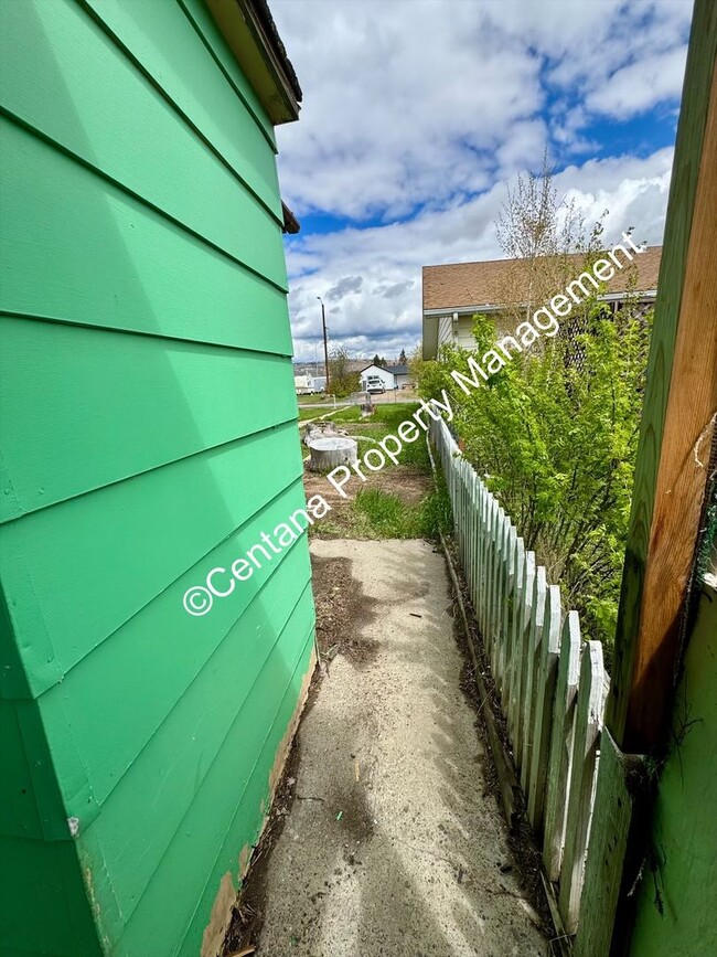 Building Photo - 2 Bedroom 1 Bath Home