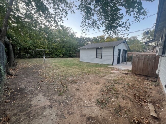 Building Photo - UTA proximity!