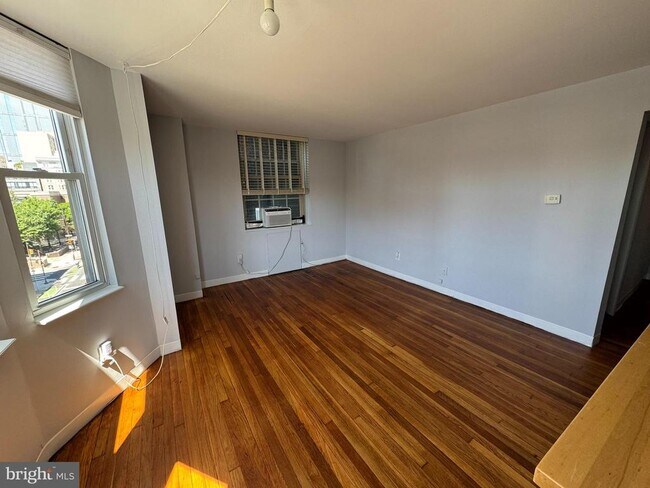 Primary Photo - 2135 Walnut St