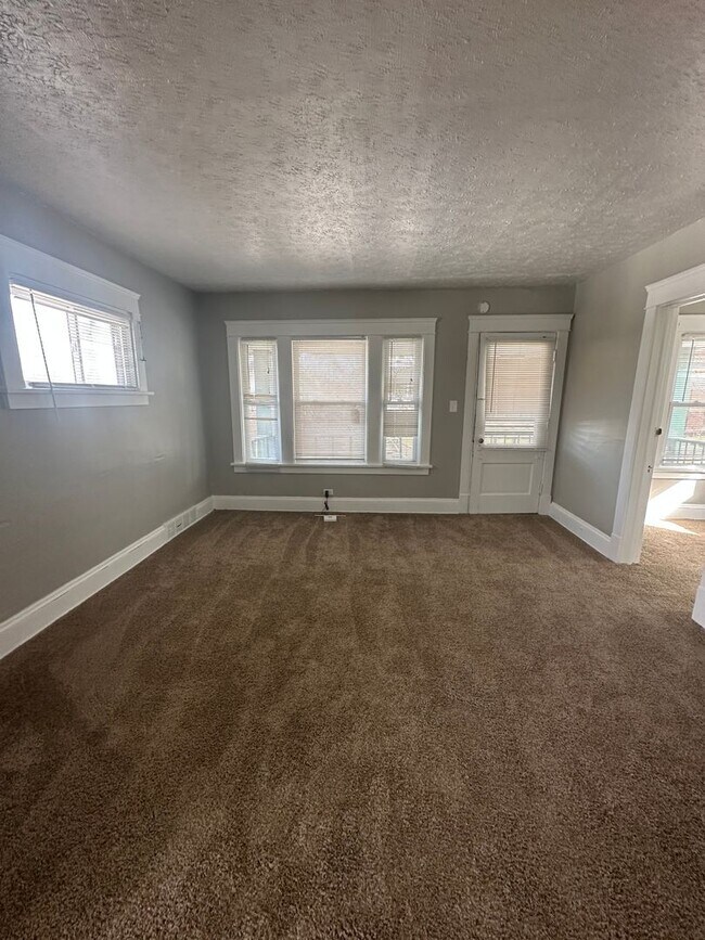 Building Photo - 3bd UPSTAIRS DUPLEX Cash Pay/Section 8