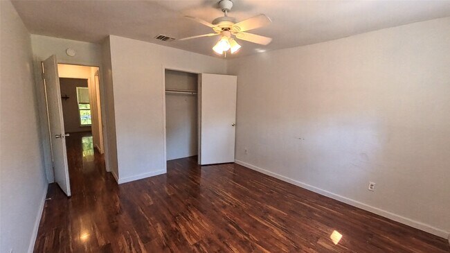 Building Photo - 3327 Valerie Ln