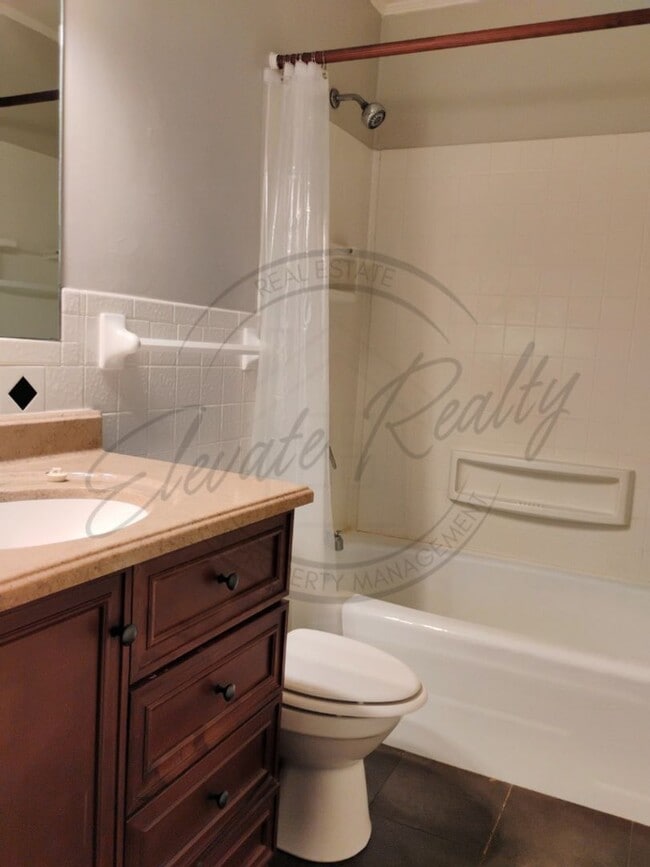 Building Photo - Charming Two Bedroom in Triplex in Goodlettsville!