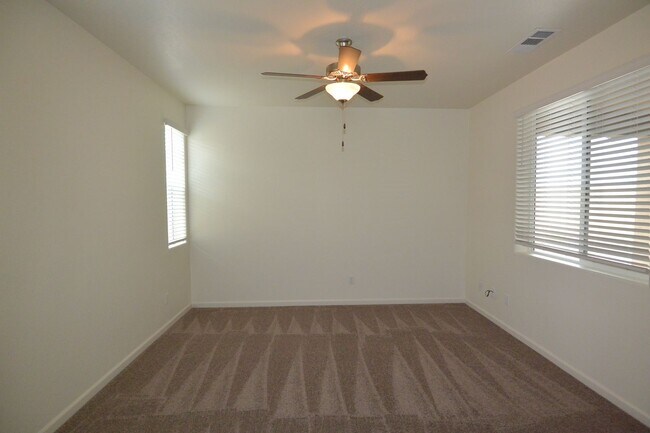 Building Photo - 3 bedroom 2 bathroom in Ashton Park gated community NW Visalia!