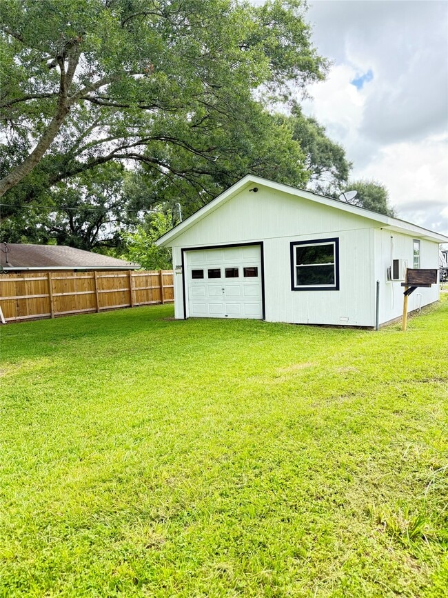 Building Photo - 11414 Sralla Rd