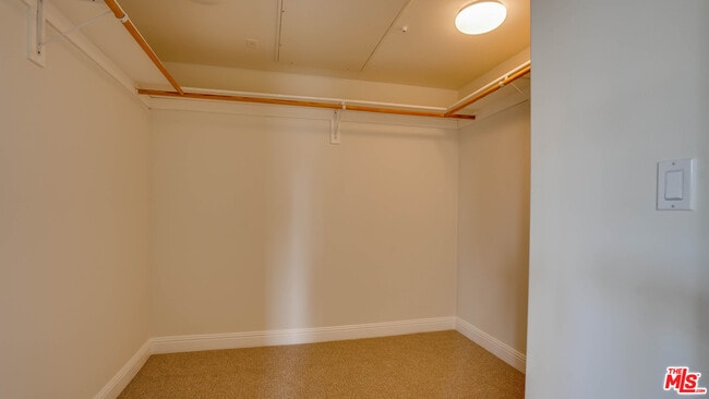 Building Photo - 5037 Rosewood Ave