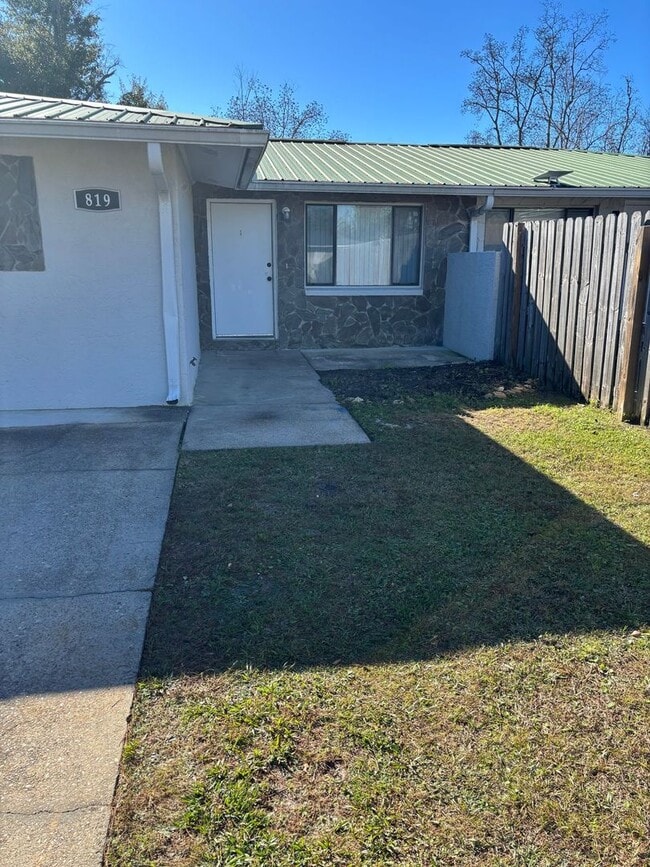 Building Photo - Spacious 3 Bedroom 2 Bath apartment!