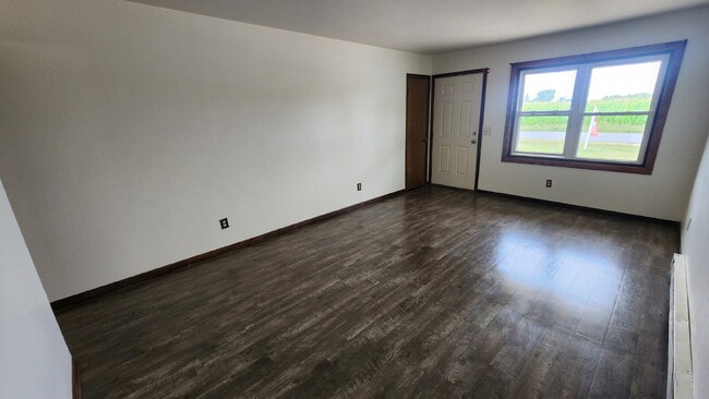Building Photo - 3 Bedroom Duplex with Attached Garage & La...