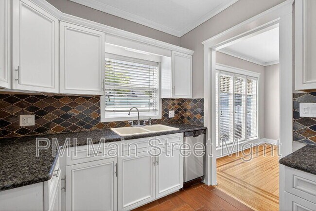 Building Photo - 829 N Hyer Ave