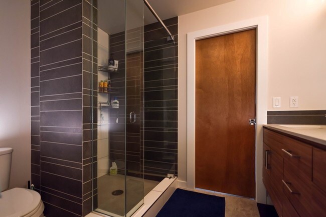 Building Photo - Fantastic 3 Bedroom Townhome w/Attached Garage and A/C in Seattle!!