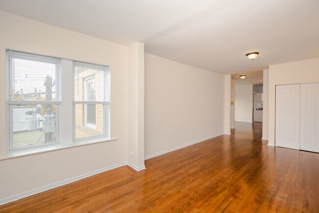 Building Photo - 4412 N St Louis Ave
