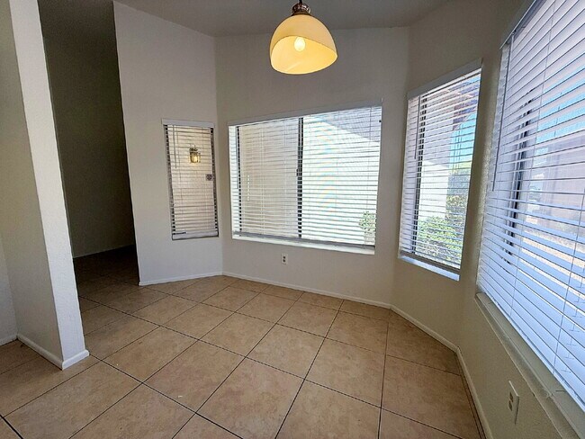 Building Photo - Golf Course Backyard! Updated 3-Bed Home i...