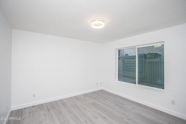 Building Photo - 1052 E Sandpiper Dr