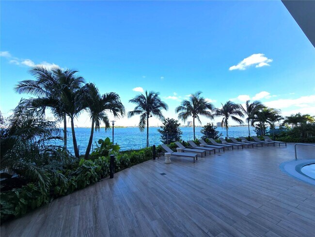 Building Photo - 700 NE 24th St