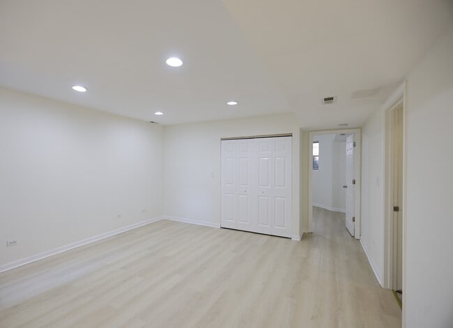 Building Photo - 1223 E 52nd St