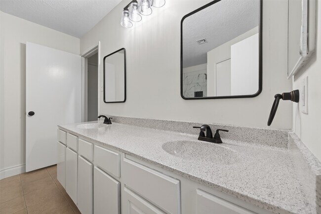 Building Photo - 10706 Lazy Meadows Dr