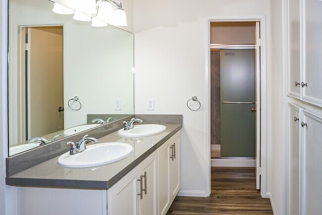 Building Photo - STUNNING 3BD/2.5BA TOWNHOUSE - BONITA VIEW...