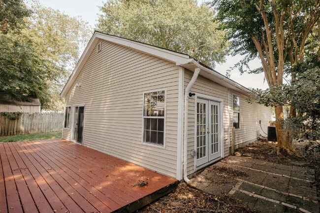 Building Photo - Charming 3-Bedroom Home with Hardwood Floors in Shadowmoss
