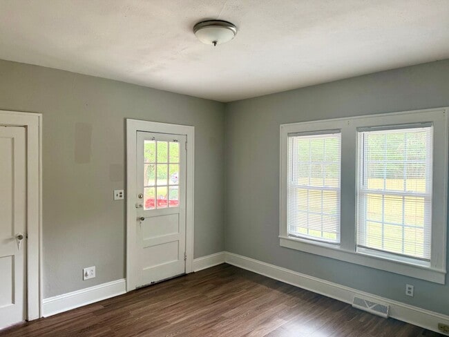 Building Photo - 3 bedroom, 1 bath house in Burlington