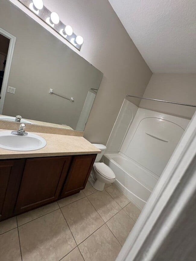 Building Photo - **Beautiful 3/2.5 Townhome in Lake Nona**