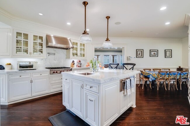Building Photo - 6277 Sea Star Dr