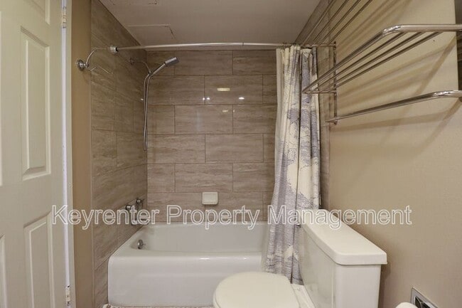 Building Photo - 410 W 7th St