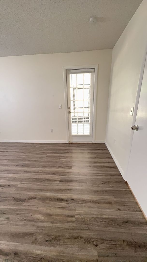 Building Photo - Spacious 3 bedroom, 2 bath, large screened...