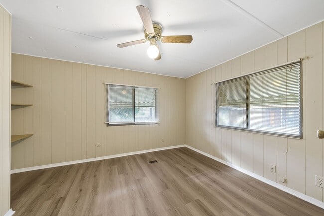 Building Photo - 2 Bedroom/1 Bathroom Home in the Green Valley Estates Subdivision!