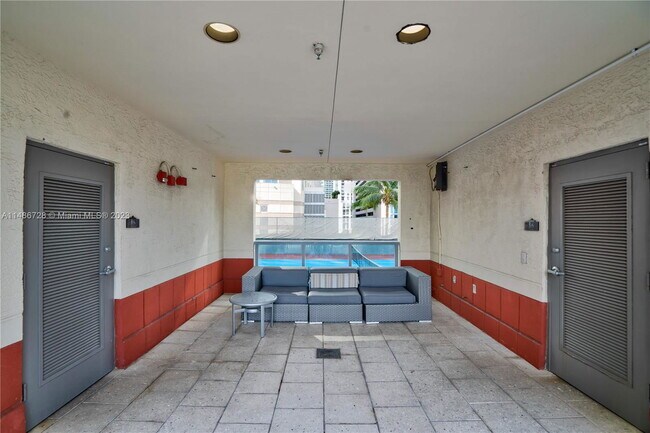 Building Photo - 1155 Brickell Bay Dr