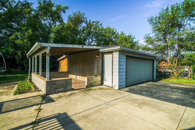 Building Photo - 7945 W 91st St