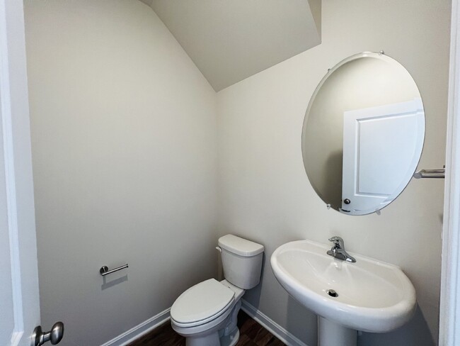 Building Photo - Townhome in Northeastern School District!