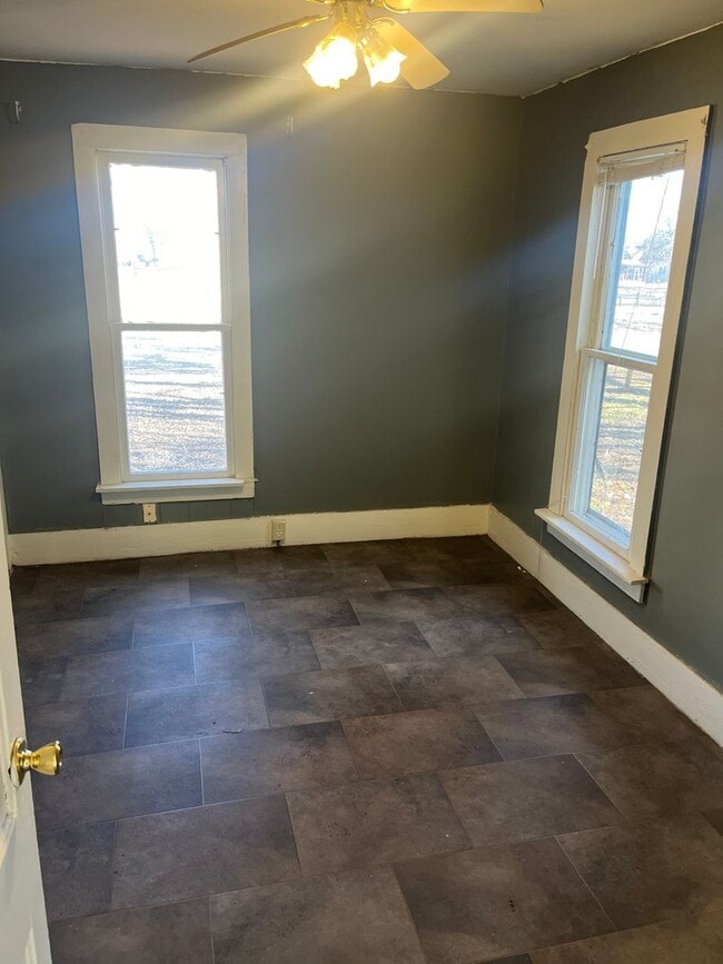 Building Photo - $950 - 3 bed 1 bath - Single Family Home