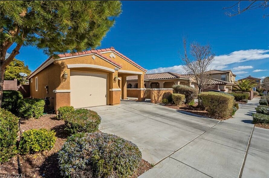 Building Photo - 10240 Falling Needle Ave