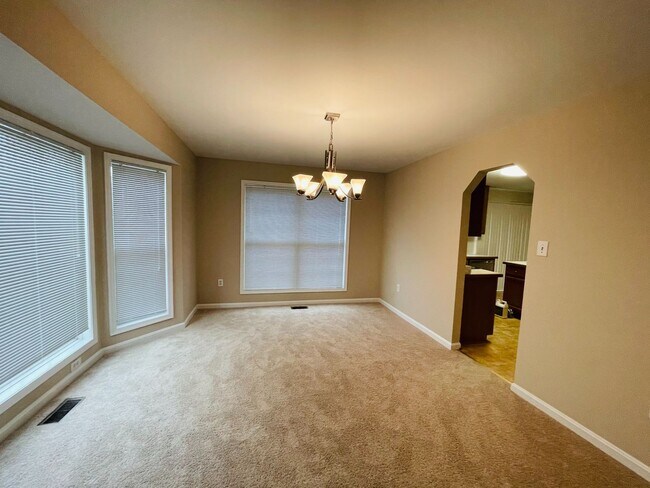 Building Photo - STAFFORD HOME - LARGE 5 BEDROOMS!