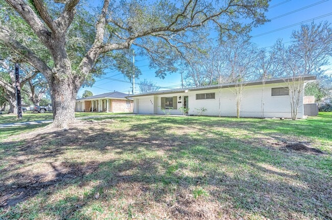 Building Photo - 206 Crestview Dr