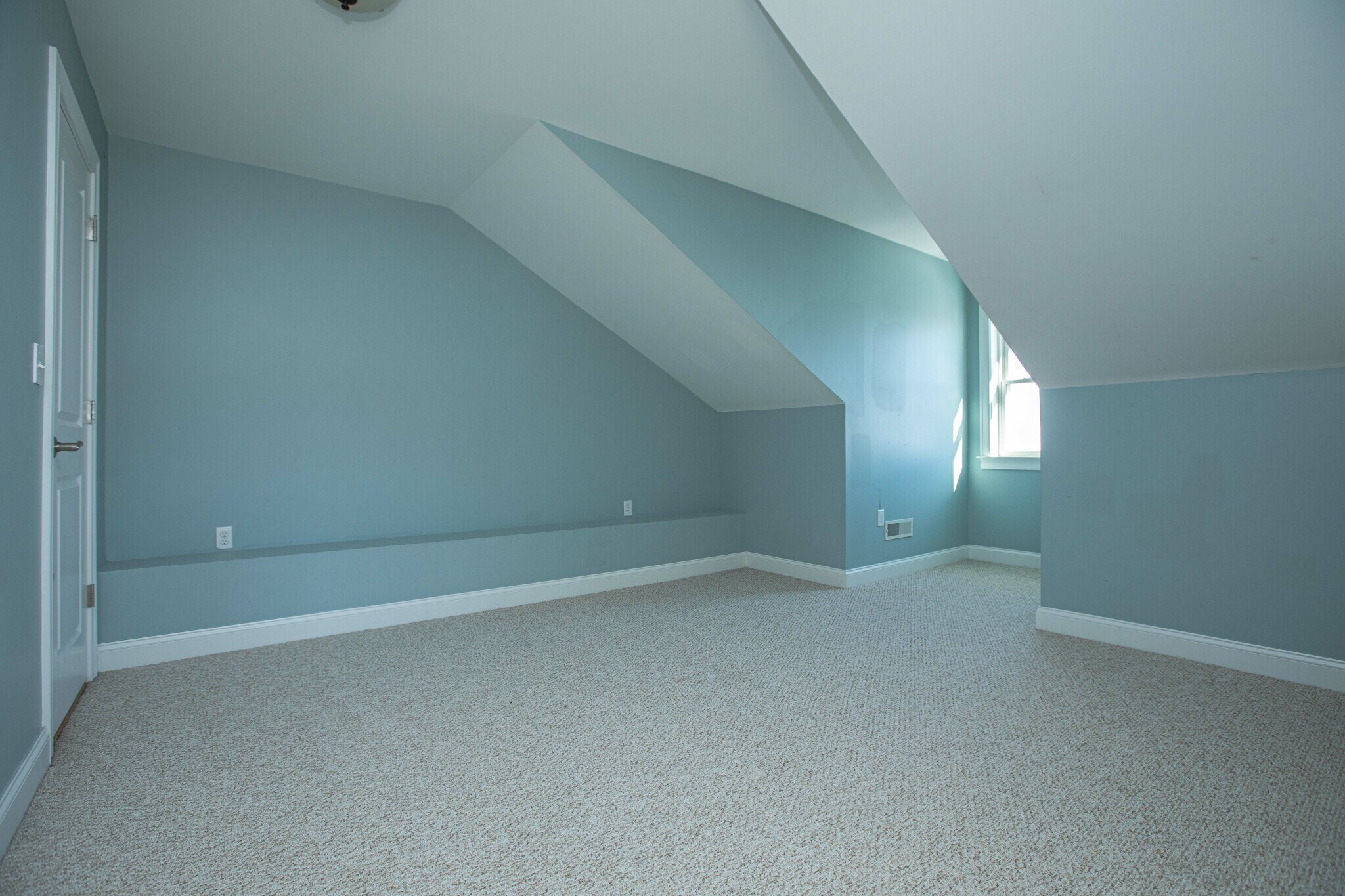 Building Photo - 8 Summer Hill Cir