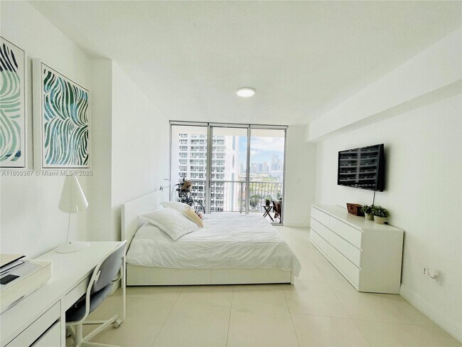 Building Photo - 1750 N Bayshore Dr