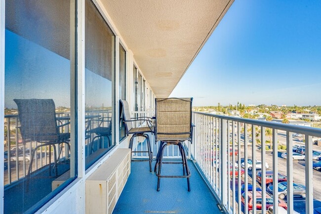 Building Photo - Cozy Studio on the Beach in Daytona Beach Shores